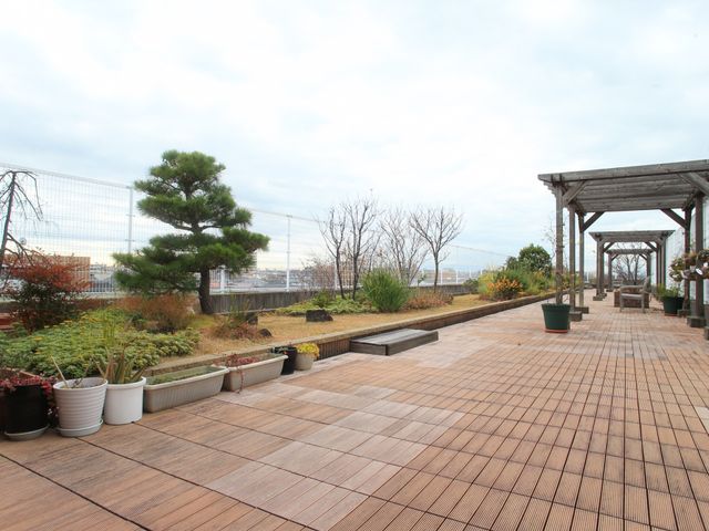 屋上庭園の風景 屋上庭園  広々とした屋上テラスで、利用者様は新鮮な空気と緑をお楽しみいただけます。休日はここでのんびりと過ごすのもおすすめです。