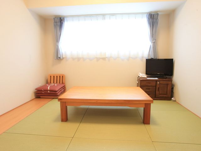 和室の居室風景 ゲストルーム  落ち着いた色合いの和室です。床の間があり、ご自宅のようにくつろげる空間が確保されております。
