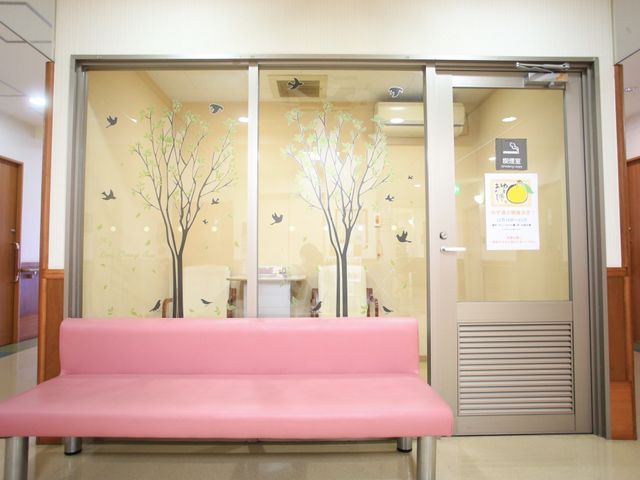 理美容室の入口 喫煙室 清潔感のあふれる理美容室の入口には、明るくポップなデザインが施されています。待ち時間も快適な環境を提供しております。