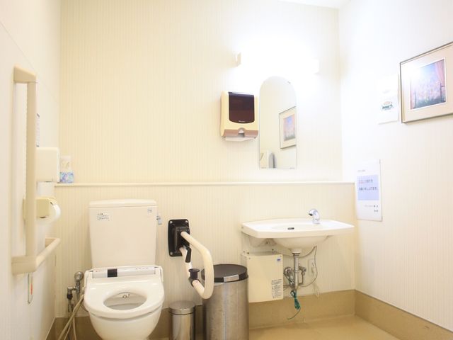 バリアフリートイレ トイレ  手すり付きで広々とした快適なトイレです。全てが手の届く位置にあり、使い勝手を考えた設計となっています。