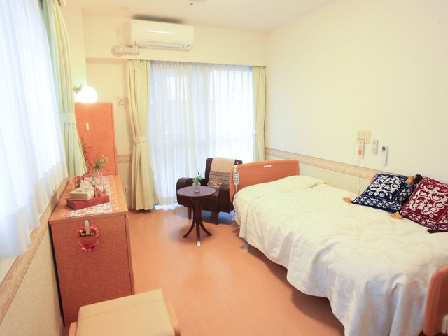 居心地のよい個室居室 居室  明るく快適な個室で、身の回りのものを整えたりくつろいだりすることができます。心地よい環境で働くことが期待できます。