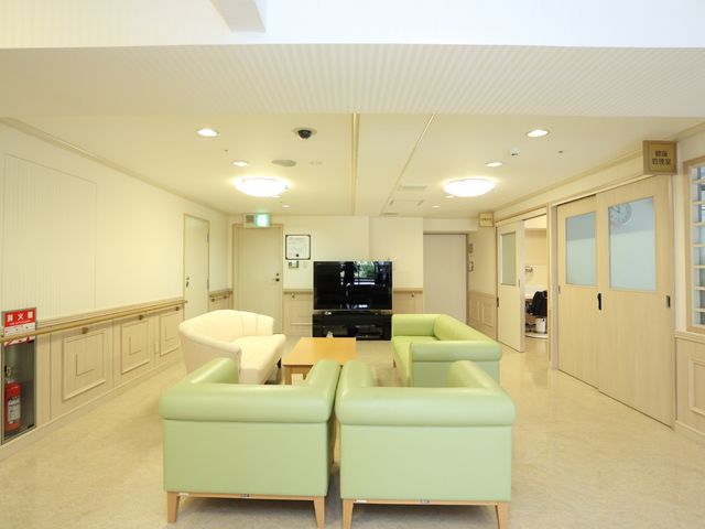 快適な共有リビング空間 ２Fラウンジ ゆったりとした椅子が配置されたリラックスできる空間です。見やすい位置にテレビが設置され、交流やくつろぎの時間を提供しています。