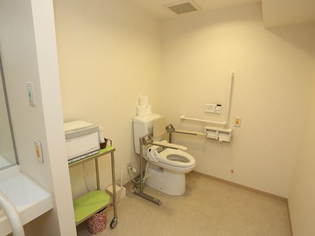 バリアフリートイレ施設 トイレ 手すり付きでゆったりとしたトイレスペースは、安心してご利用いただける設計です。清潔感のある環境を保っています。
