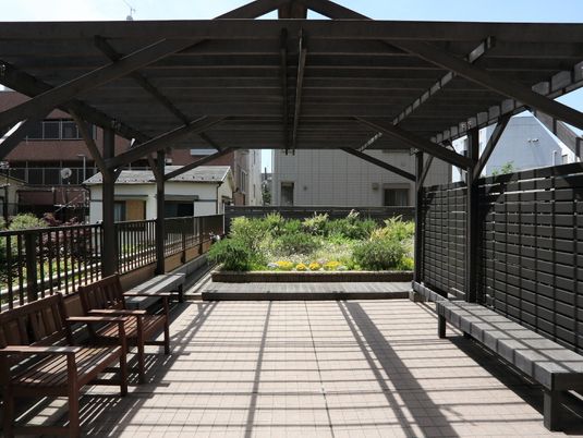 屋根付きの開放的な中庭