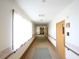 明るい廊下の風景