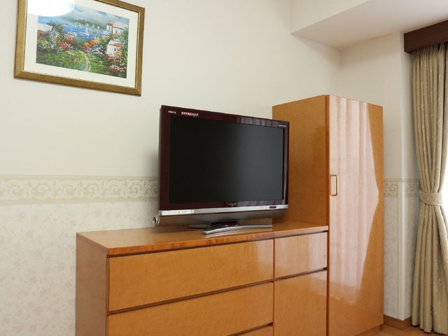 居室のテレビと収納 個室 落ち着いた色合いの家具に囲まれた居室です。リラックスしながら過ごせる環境が整っています。