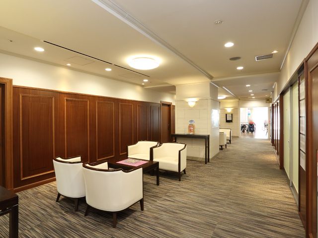 廊下の落ち着いた雰囲気 ロビーラウンジ ゆったりとした通路は明るく、安心感を与える空間です。心地よい待合いの椅子があり、ふとした時の憩いの場となっています。