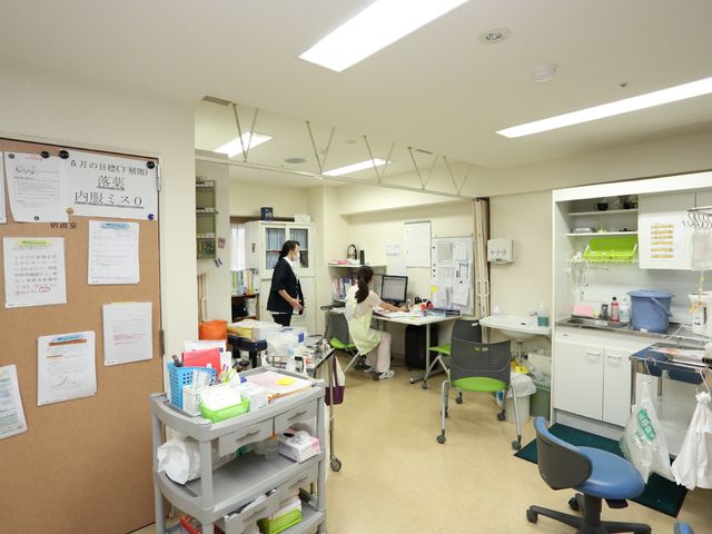 スタッフが活動する機能訓練室 スタッフルーム 仕事に取り組むスタッフの姿が見られる訓練の場です。清潔感のある環境で、サポート業務を想像していただけるでしょう。