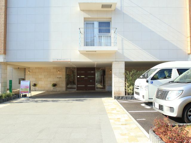 日差しの中のエントランス 玄関口 陽光が差し込む開放的なエントランスです。清潔感のあふれるこの入口から快適な職場への一歩を踏み出しませんか。
