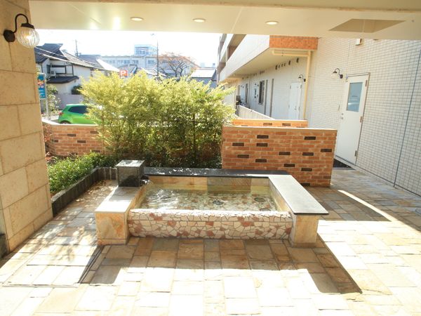 中庭の石造り噴水