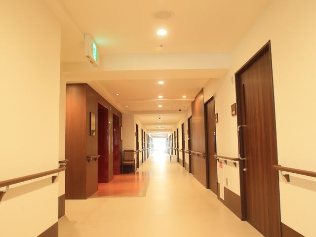 清潔な廊下 廊下 手すり付きの広々とした通路です。居心地の良い環境でのお仕事をお探しの方には最適かもしれません。