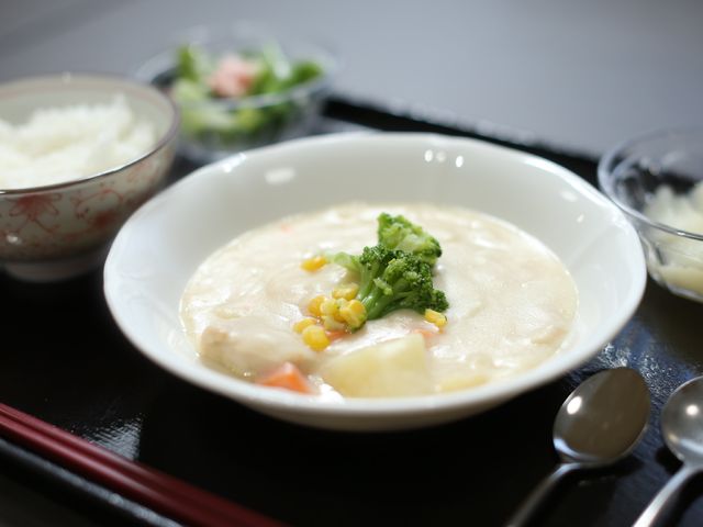 和風の温かい料理 食事 バランスよく栄養が考えられた和風の食事です。食事の時間も心地よく過ごせるよう工夫がされています。