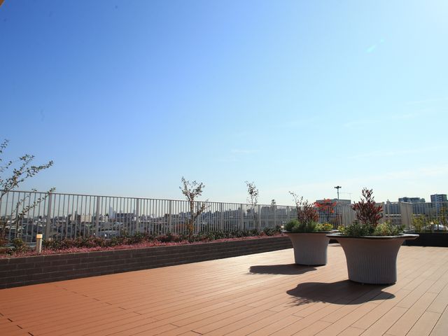広々とした屋上の中庭 屋上庭園 心地よい風が吹き抜ける屋上中庭です。周囲の景色を眺めながら、癒しの時間をお過ごしいただけます。
