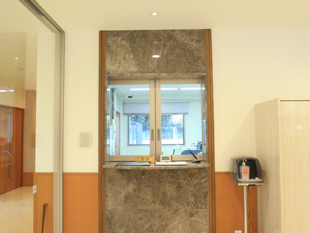 明るいレセプションカウンター 受付 清潔感のあふれる受付スペースがお出迎えします。スタッフの笑顔と共に、安心してお仕事を始められる環境です。