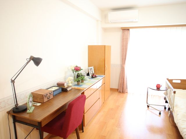 居心地の良い居室の一角 居室 落ち着いた色合いの居室で、自由に過ごせることができます。日当たりが良く、個人の趣味に合わせた空間作りにも配慮がされています。