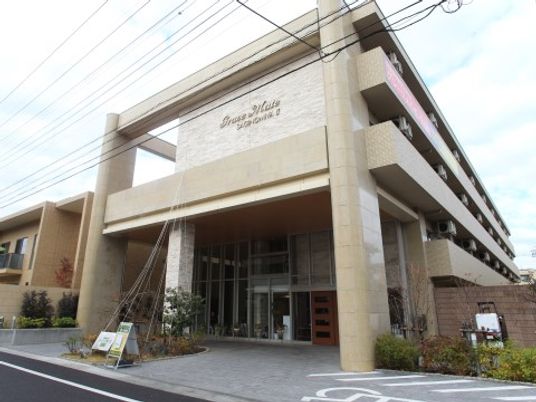 広々としたモダンなエントランス