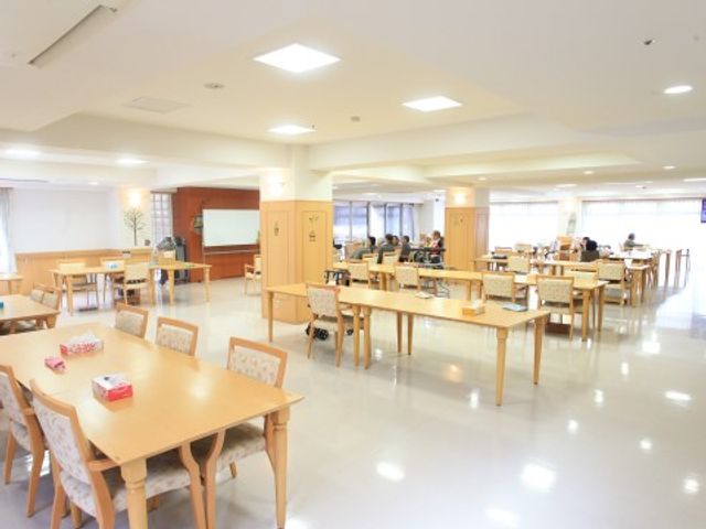 ゆったり食堂の光景 食堂 ゆっくりとお食事を楽しめる広々とした食堂です。明るく開放的な雰囲気の中、利用者同士のコミュニケーションも生まれやすい空間となっています。
