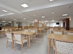 広々した明るい食堂