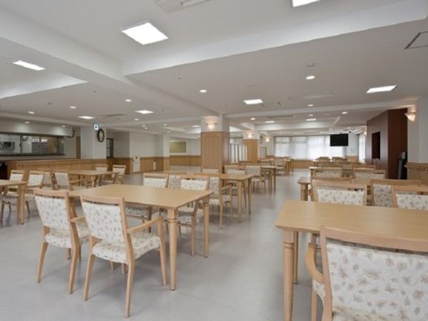 広々した明るい食堂