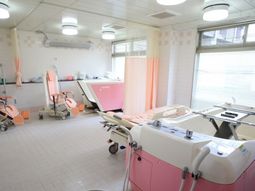 ピンクの設備の浴室