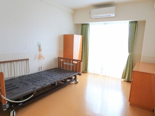 明るい居室 居室 採光を多く取り入れた清潔感ある居室です。ゆったりとした空間で、快適な時間を過ごせる設計になっています。