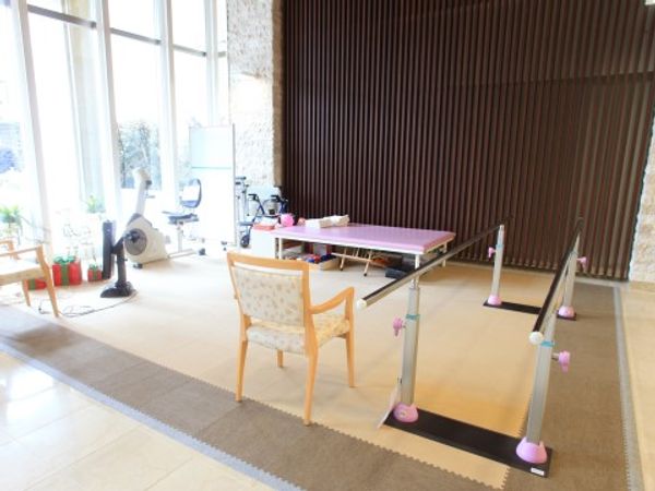 機能訓練室の明るい空間