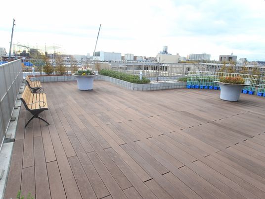 広々とした屋外のテラス 