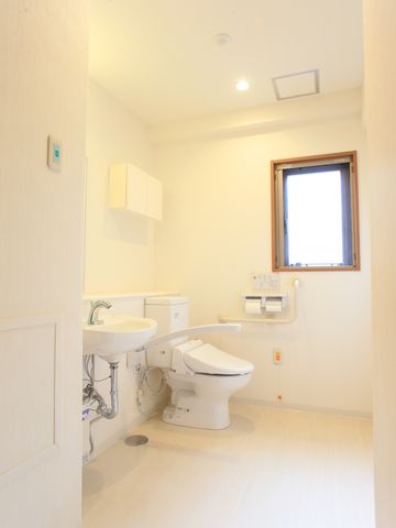 バリアフリーな洋室トイレ トイレ  ゆとりある清潔感のあるトイレスペースです。手すりも整っており、どなたでも安心してご利用いただける設計になっています。