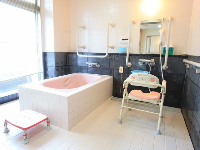 利用者の安全を考えた浴室 浴室  手すり付きで安全に配慮された浴室です。清潔な環境で、利用者様の快適なバスタイムをサポートしています。