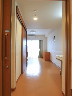 広々とした明るい廊下
