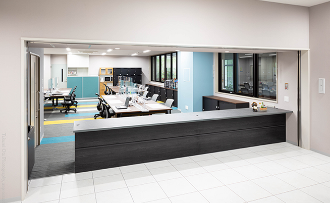 明るい作業スペース