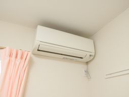 壁に取り付けられたエアコン