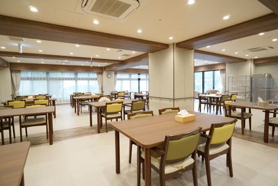 広々とした明るい食堂