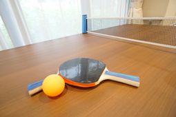 卓球用具が置かれたテーブル