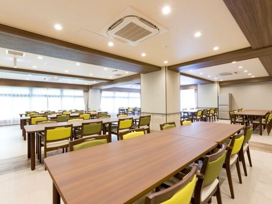 広々とした明るい食堂