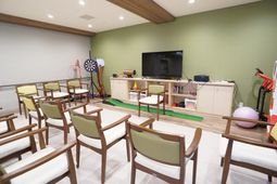 機能訓練用具が並ぶスペース