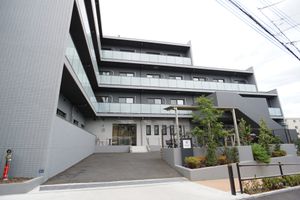 モダンな建物のエントランス