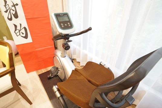 運動器具と和風装飾の部屋