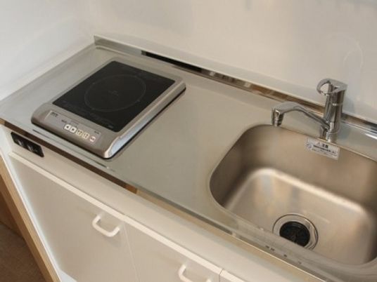 シンプルな洗面台とコンロ