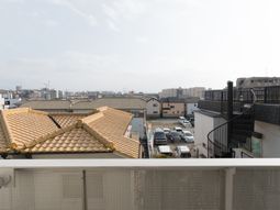 町並みが広がる景色のバルコニー
