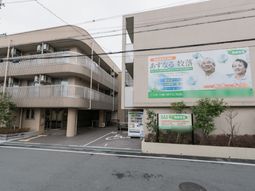 明るい外観の建物