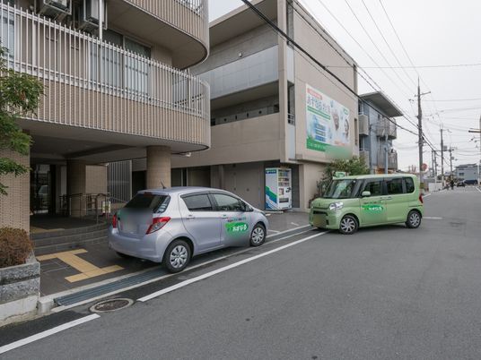 広々とした施設エントランス
