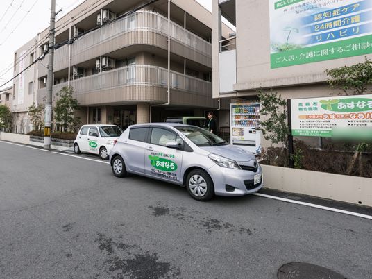 施設外観と送迎車