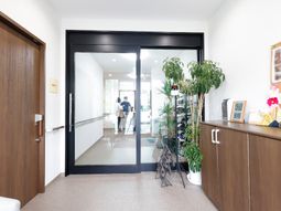 エントランスと受付の様子