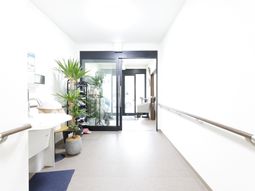 明るいフロアの廊下