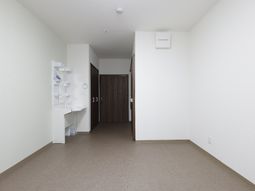 シンプルな居室の廊下