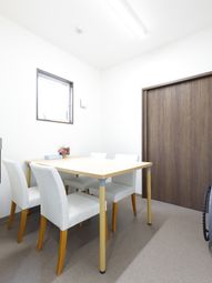 居室のテーブルと椅子