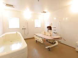 清潔な浴室とベッド