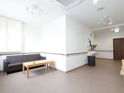 清潔なラウンジ空間