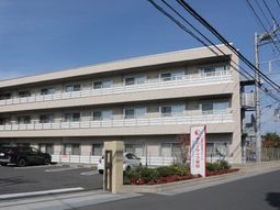 明るい建物の外観